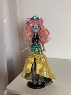 monster high Pink Hair Gray Skin Doll with Yellow Gold Dress